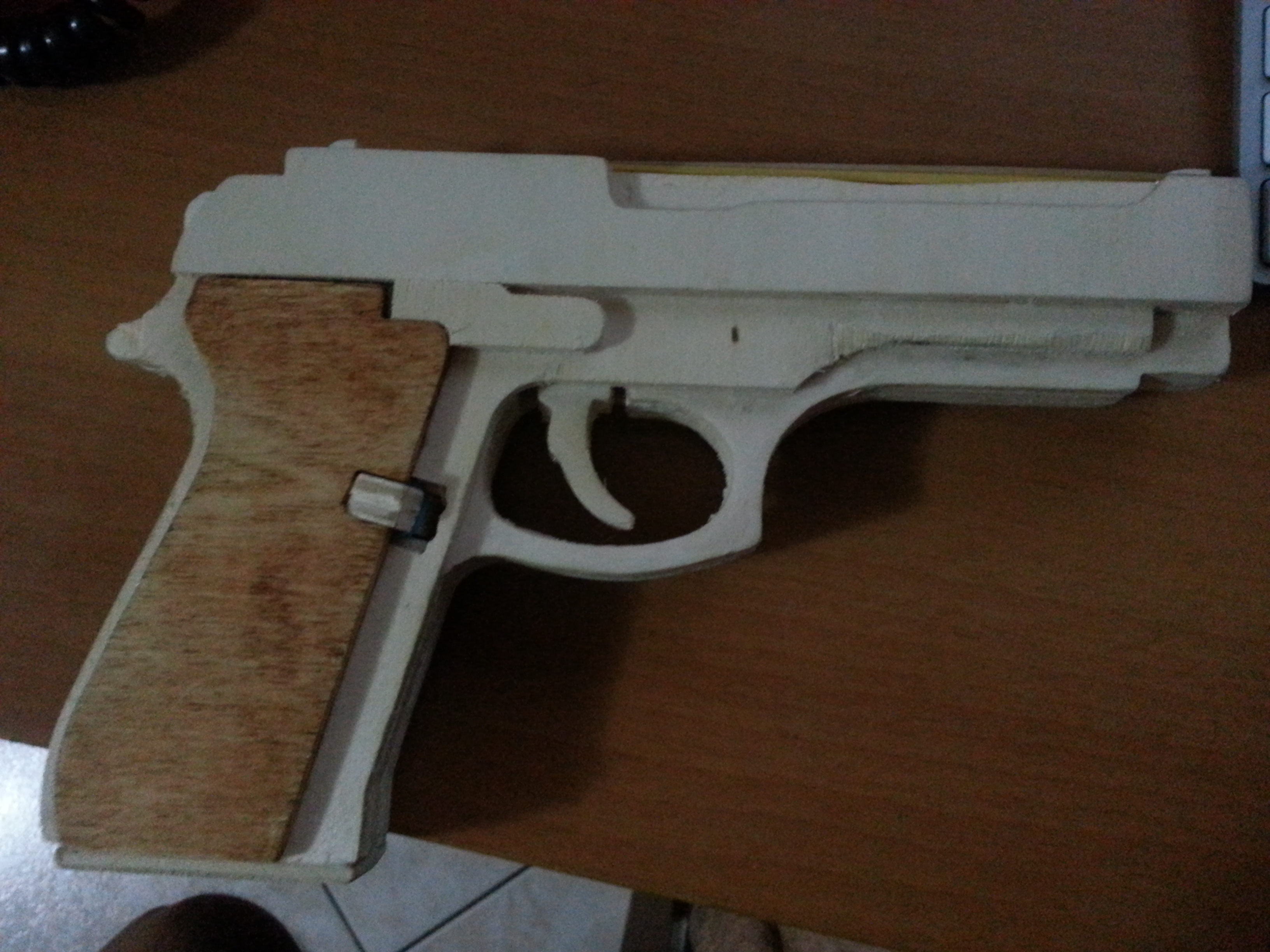 Pistola in legno spara elastici con aquila intagliata e dipinta 25